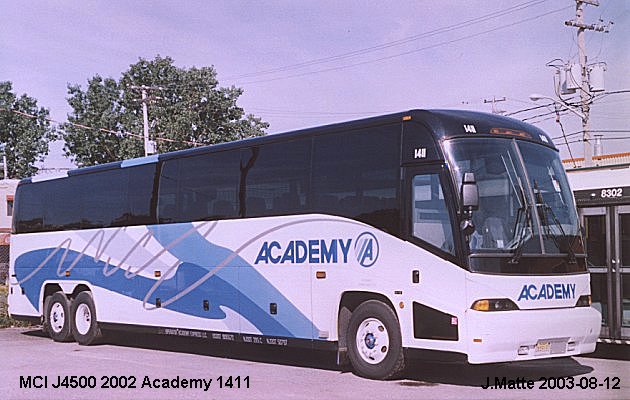 BUS/AUTOBUS: MCI J4500 2002 Academy