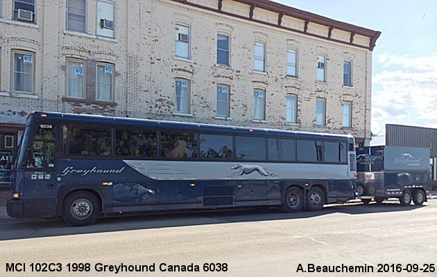 BUS/AUTOBUS: MCI 102C3 1998 Greyhound Canada