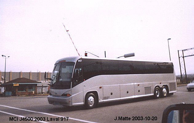 BUS/AUTOBUS: MCI J4500 2003 Laval