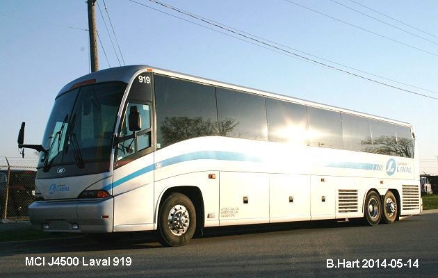 BUS/AUTOBUS: MCI J4500 2003 Laval