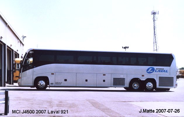 BUS/AUTOBUS: MCI J4500 2007 Laval