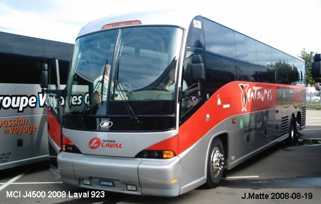 BUS/AUTOBUS: MCI J4500 2008 Laval