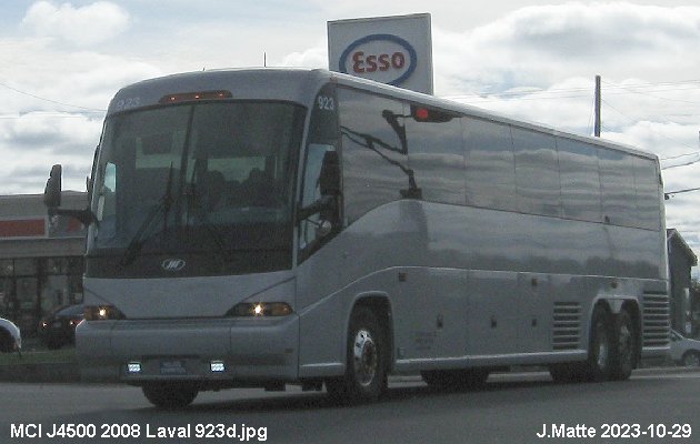 BUS/AUTOBUS: MCI J4500 2008 Autobus Laval