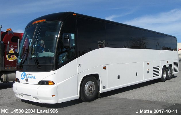 BUS/AUTOBUS: MCI J4500 2004 Laval