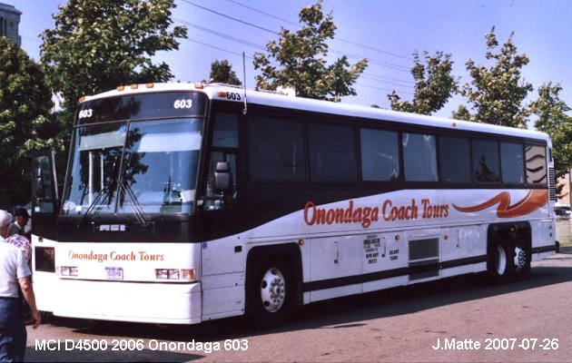 BUS/AUTOBUS: MCI D4500 2006 Onondaga