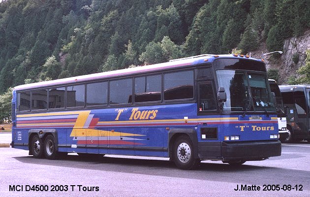 BUS/AUTOBUS: MCI D4500 2003 T Tours